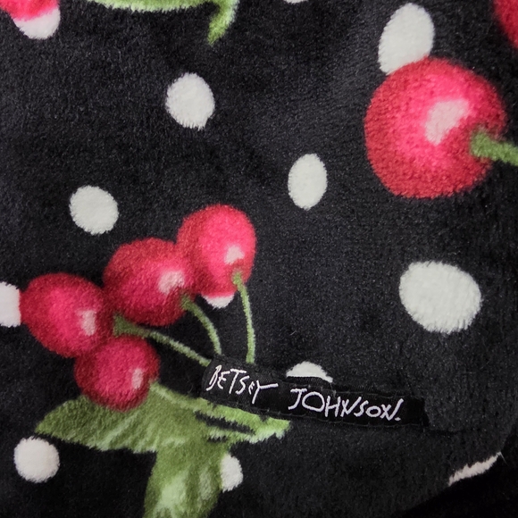 Betsey Johnson Rose Print Throw Blanket - Picture 6 of 7